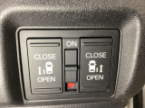 リアドアは乗り降りに便利な両側電動スライドドアです。また運転席に座っていながらスイッチ操作で自在にスライドドアを開け閉めできます。
