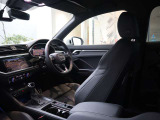 内装はシンプルに使い勝手を考え作られています。お車を運転する感覚をダイレクトに体感して頂けます。室内も広くロングドライブにも快適にお過ごしいただけます。
