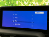 FMやAM、TV、交通情報など、画面上で選べるメニューがまとまっています。必要な項目を表示から選択でき、移動中の情報確認や音声コンテンツの利用に役立つ装備です。