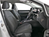 ドイツブランド特有の硬めに作り込まれているシートは長時間のクルージングの際もドライバーのみならず同乗者の方の疲労感の軽減に大きく役立っています。