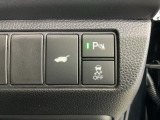 横滑りを抑制し車の姿勢の安定を図るVSA機能、車庫入れや縦列駐車など狭い場所でも安心な障害物センサー搭載。運転席とリアゲート本体に開閉スイッチを装備し、とても便利な電動リアゲート!