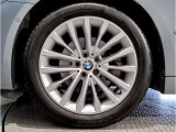 【BMWアロイホイル】軽量かつ強度に拘ったアロイホイル。走行性能ポテンシャルを引き出す設計。車の足元を引き締めてくれる大きなポイントはアロイホイルです。