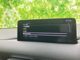 FMやAM、Bluetoothなど複数の音源が一覧で表示され、聴きたい音楽やラジオを選びやすい画面です。普段使う音源へ切り替えやすく、車内時間を快適に過ごせます。