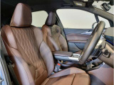 【コックピットシート】BMW車の主役席。車体中央にくる様に配置し車両重心とが一致する事でドライバーと車との一体感あるドライビングを実現。人間工学に基づき形成した形状が長時間のドライブ疲労も軽減します!