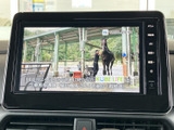 画面でテレビ番組を視聴でき、停車中の待ち時間も車内でゆったり過ごせます。番組情報と映像が大きく表示されるため内容を確認しやすく、休憩のひとときにも便利。車内で過ごす時間をより快適にしてくれる装備です。
