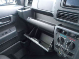 車検証などの保管に便利な小物入れがついています