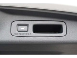 パワーテールゲート装備!荷物を持っていてもスイッチ一つでテールゲートの開閉が可能です!