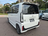 後ろ姿とサイドのバランスが分かる一枚。テール周りの印象や角の状態、荷室のイメージも掴めます。