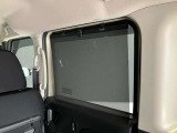 ロール式シェードが出てきます!車内の温度を安定して保てます♪強い日差しもシャツトダウンしてくれます☆