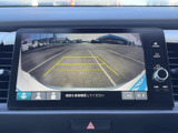 後方の映像と目安線が画面に表示され、駐車時に周囲や車両との距離を確認するのに役立ちます。駐車スペースへの出し入れや、後退時の安全確認をサポートします。