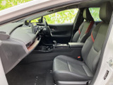 前席まわりは足元にゆとりがあり、乗り降りの際にも車内を見渡しやすい配置です。落ち着いたシートカラーに赤いアクセントが映え、くつろげる空間になっています。