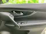 ドア内側には操作スイッチやドアハンドル、肘掛けをまとめて配置しています。運転席から手を伸ばしやすい位置にあり、窓やドアの操作を日常の乗り降りで使いやすい構成です。