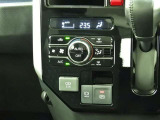 オートエアコンを装備しておりますので、四季を通じて車内を快適な温度に保つことが出来ます!高級感が有りますね!