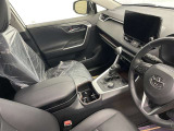 運転席と助手席の間のセンターコンソールにカップホルダー2つあります(^^♪