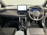 運転席の画像です。足元やシートまわりに余裕があり、リラックスした姿勢で運転が可能です。視界も良好で操作系へのアクセスもしやすく、快適で安心感のあるドライブをサポートします。