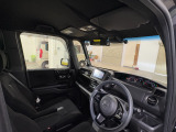 運転席は大きな座面と包み込むような背もたれが身体全体を支えます。上質なシートを採用し長時間の運転やコーナーの多い道も快適です。座ったときの頭上スペースも余裕たっぷりでロングドライブも楽チンです♪