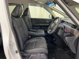 すわり心地の良い運転席・助手席です。長時間のドライブの疲れ軽減に貢献します。どうぞ快適なドライブを。