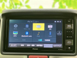 FM・AMラジオをはじめ、Bluetooth AudioやUSBなど複数の音源を選べる画面です。お好みの音楽やラジオ番組に切り替えやすく、移動中の車内時間を便利に彩ります。
