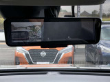 インテリジェント ルームミラーです。車両後方のカメラ映像をミラー面に映し出します。