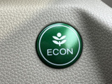 「ECON」と表示されたボタンが手元に配置され、必要なときに場所を確認しやすい装備です。周囲のスイッチとも見分けやすく、日々の運転で使う操作を手元にまとめています。