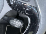 クルーズコントロール機能が付いています。 速度を設定するとアクセルを踏まなくても一定の速度で走ることができます。  高速道路ではとても便利な装置なんです。