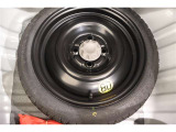 ■応急用タイヤ装着車■この車両には応急用タイヤが搭載されています。パンクしたタイヤは備え付けの応急用タイヤと交換も出来ますので安心ですね♪