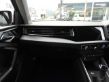 安全で快適な運転をサポートするアウディバーチャルコックピット。多機能でありながら優れた操作性で、シンプルで美しいインテリアデザインに溶け込んでいます。