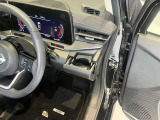 運転席側前部にドリンクホルダーあります♪運転中でも手が届きやすい位置にあって使い易いです♪