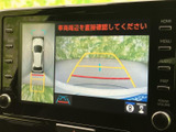 後方映像に加えて車両周辺の表示も確認でき、駐車時の後方確認をサポートします。画面上のガイドも目安にしながら、落ち着いて車庫入れを行えます。