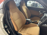 運転席まわりには十分なスペースがあり、大柄な方でもゆったり運転していただける環境です。