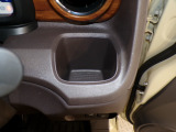 運転席の届きやすいところにドリンクホルダーがついています。視線をそらすことなく手に取れるので運転に集中できて安心ですね。