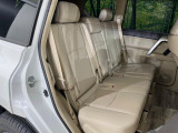後部座席も気になるようなキズ・汚れやへたり等、大きなダメージはなく、良好な状態です。