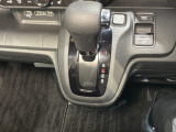 自然に手が届く距離に配置されたシフトレバー。
