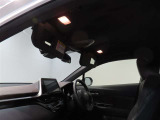運転席、助手席にもライト付きバニティーミラーが付いて身だしなみチェックが出来ます!