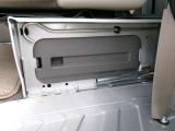 後席の左側シート下に非常用工具が収納されております。