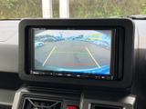 後方の様子を画面で確認しながら駐車でき、車庫入れや狭い場所での後退をサポートします。目安となるガイドラインも表示されるため、周囲を確認しながら操作しやすい装備です。