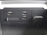 【充電用ポート】2口装備。スマートフォンなどを2台同時に充電でき、移動中のバッテリー切れ対策に便利です。家族や友人とのお出かけ、長距離ドライブで活躍します。