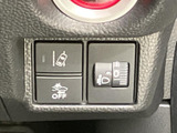 運転席まわりに各種スイッチがまとまり、必要な機能へ手を伸ばしやすい配置です。表示も確認しやすく、日々の運転をサポートする使い勝手のよさが魅力です。
