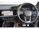 ステアリングとデジタルメーターを中心とした運転席。各操作部をドライバーの周囲に配置しています。