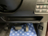 【運転席アンダートレー】タオル等置くのに便利