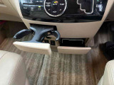 飲み物の置き場所も、毎日使う車では大切なポイント。収納まわりも写真でご紹介しています。