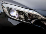 LEDヘッドランプ!LEDの白色光で遠くまで明るく照らし、夜間の安全運転をサポートします。光軸を自動調整するオートレベライザー付です!