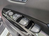 パワーウィンドウのスイッチですよ。運転席に居ながら窓を開け閉めのコントロールできます。
