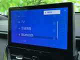 TVや交通情報、Bluetoothなどの項目が並び、使いたい機能を画面上から選べる構成です。メニューが見やすく、移動中の音楽選びや停車時の設定確認にも活用いただけます。
