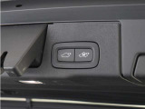テールゲートには、スイッチ一つで開閉可能な電動開閉機能を装備。また、リアバンパーの下で足を動かすだけで開閉できる、ハンズフリー・オープニング/クロージング機構も搭載しています。