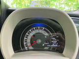 走行に必要な情報がひと目で確認しやすい配置で、運転中も視線の移動を抑えて状況を把握できます。表示がまとまっており、日常の運転をサポートする見やすいメーターまわりです。