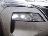 【LEDヘッドライト】悪天候や夜間走行時も良好な視界を確保し安心して運転できる高輝度LEDヘッドライトを装備!点灯速度が早く、消費電力も抑えられています。