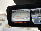 車両後方の様子を画面で確認でき、駐車時の周囲確認をサポートします。ガイド線も表示されるため、後退時の目安として活用でき、駐車に不慣れな方にも心強い装備です。