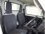 視点が高い運転席は、安全運転の手助けをします。