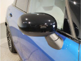 ドアミラーにはLEDウインカーが埋め込まれており、対向車からの視認性を高めております。